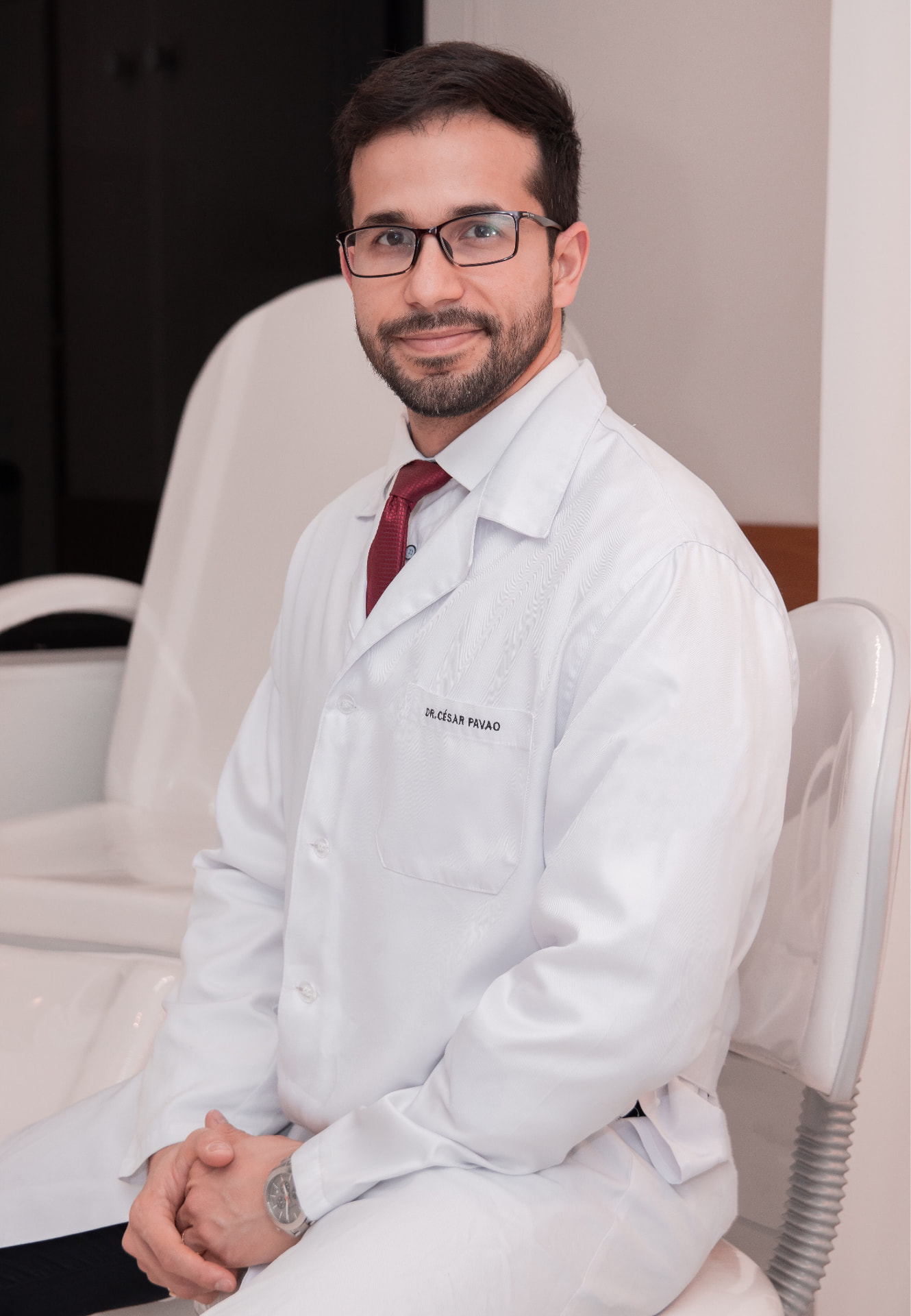 Dr. César Augusto Pavão em seu consultório de ortopedia