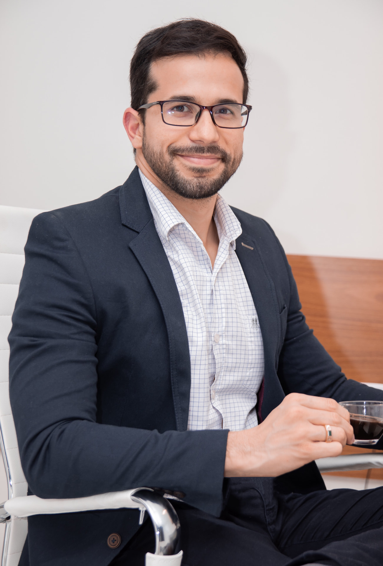 Dr. César Augusto Pavão em seu consultório